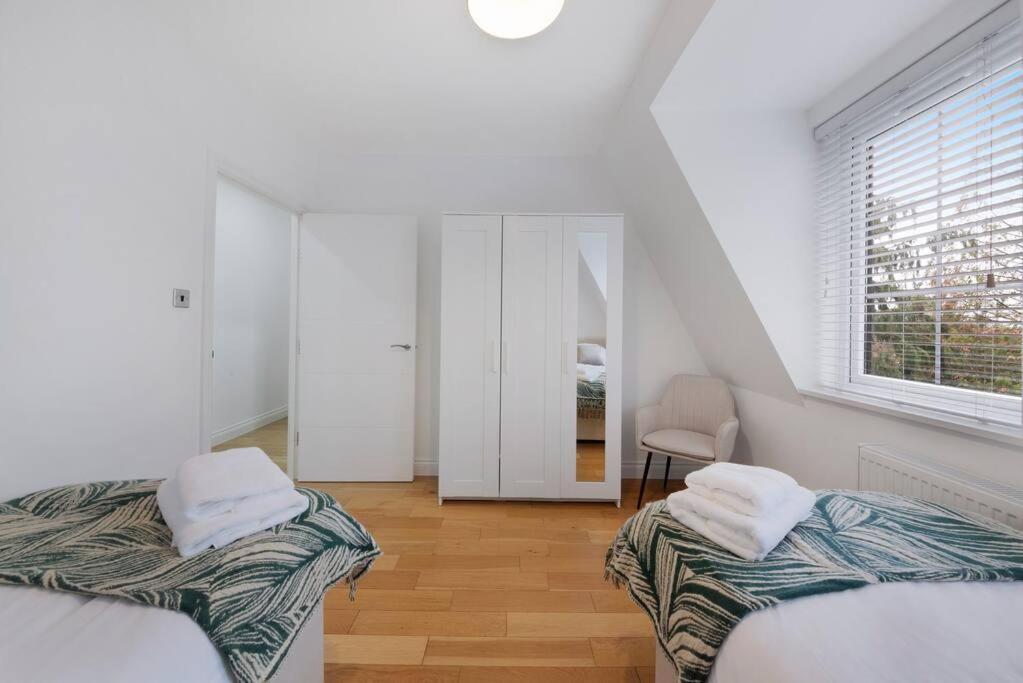 Roomy One Bed Loft Apartment بيشوبْسْ ستورتفورد المظهر الخارجي الصورة